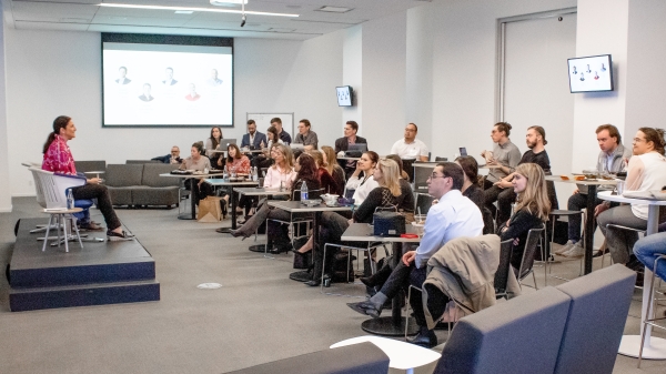 Magaly Charbonneau, associée chez Inovia Capital, animant une conférence.