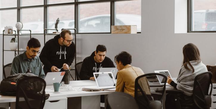 Des jeunes étudiants discutent ensemble dans un espace de coworking