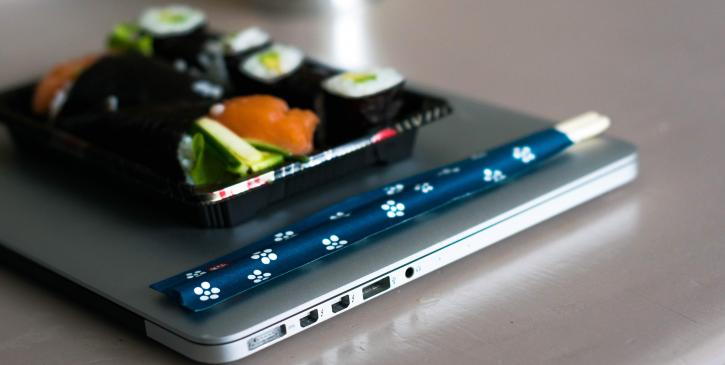 Dîner de sushis pour emporter	